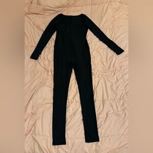 Elegant Black Long Sleeve Jumpsuit with Streamlined Design with thumb holes